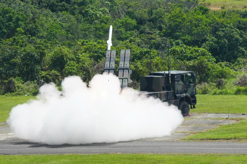 國軍「114年度精準飛彈射擊」-神弓操演,陸軍射擊劍二防空飛彈。 圖:翻攝「臉書」國防部發言人(軍聞社記者王光磊攝)