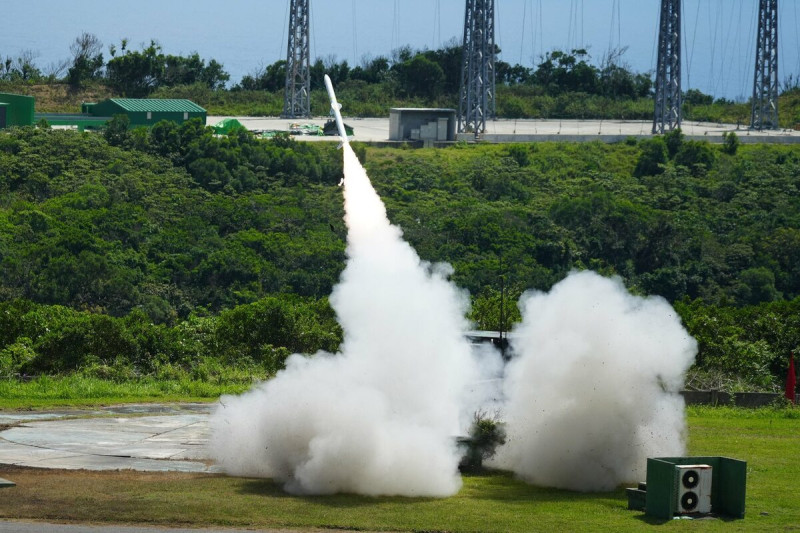 國軍「114年度精準飛彈射擊」-神弓操演,陸軍射擊劍二防空飛彈。 圖:翻攝「臉書」國防部發言人(軍聞社記者王光磊攝)