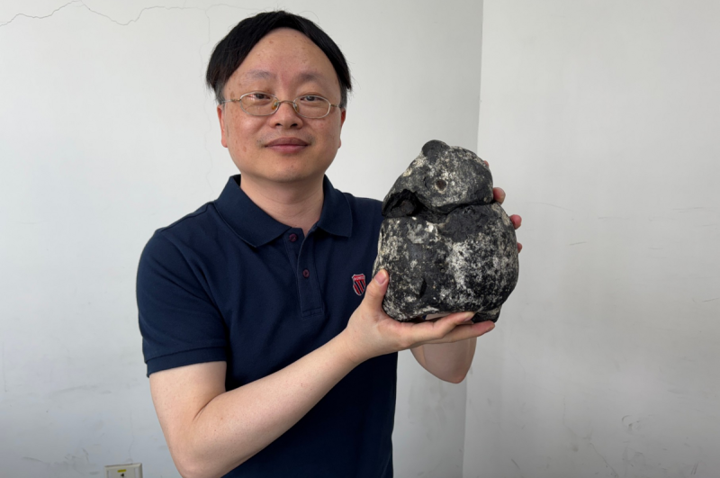 高雄大學副教授鄭竣亦手捧透過獨步檢測技術鑑定的「龍涎香」真品。   圖：高雄大學/提供