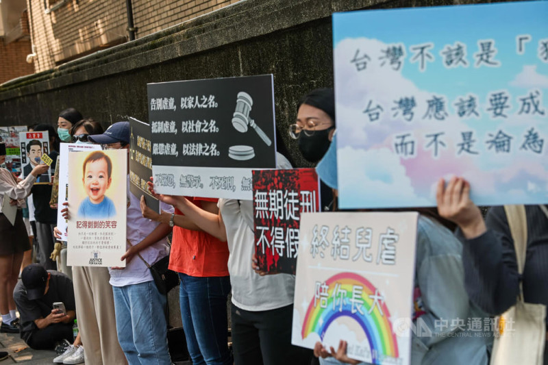 劉彩萱、劉若琳姊妹涉嫌凌虐1歲男童「剴剴」致死,台北地方檢察署依凌虐兒童妨害身心發展致死罪等起訴,台北地方法院國民法庭13日下午2時30分宣判。排隊聽判民眾在地院外舉牌表達立場。中央社記者吳家昇攝 114年5月13日