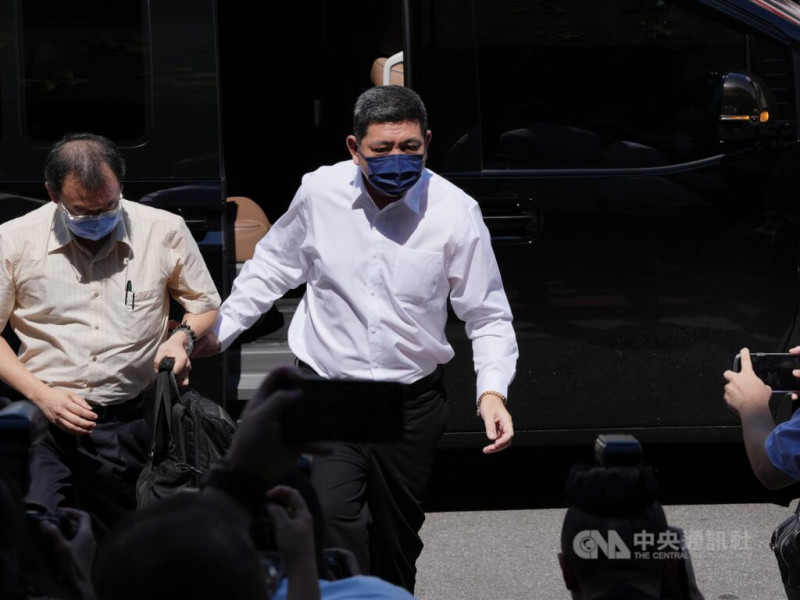 藝人NONO（左2）涉性侵等案，被控分別對6名女子共犯下7次性侵、猥褻等罪。（中央社檔案照片）   