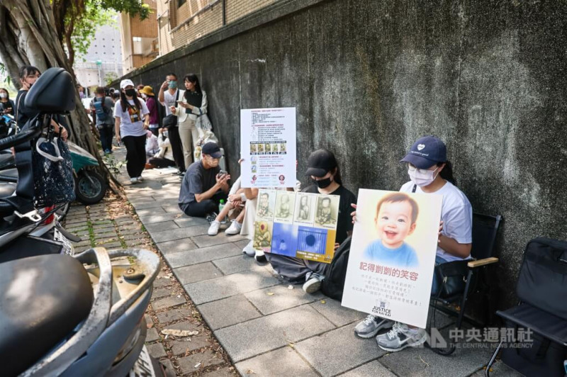劉彩萱、劉若琳姊妹涉嫌凌虐1歲男童「剴剴」致死，台北地方檢察署依凌虐兒童妨害身心發展致死罪等起訴，台北地方法院國民法庭訂13日下午2時30分宣判；民眾聚集在地院外等待判決結果。中央社記者吳家昇攝 114年5月13日   