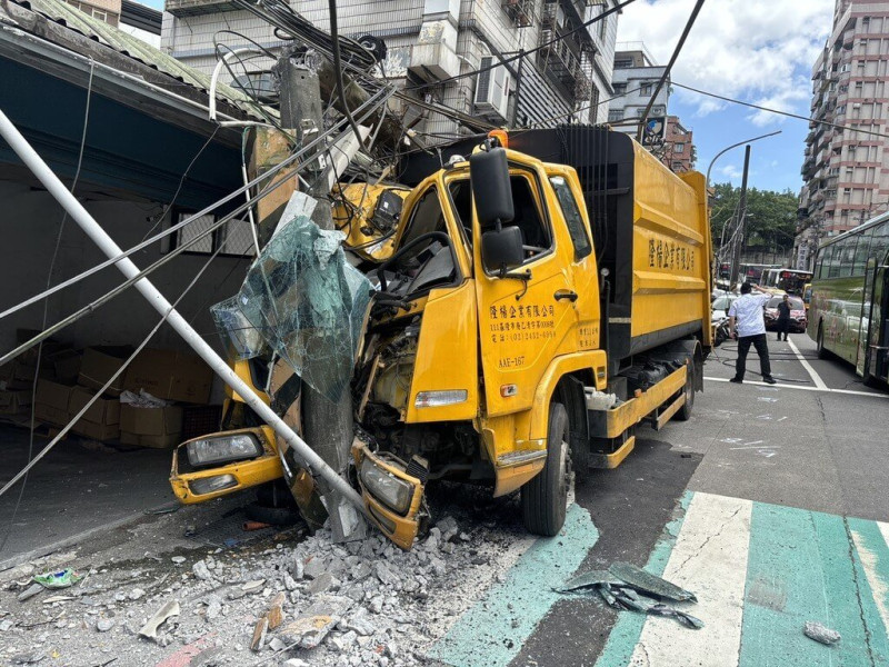 陳姓男子13日上午駕駛民營公司的垃圾車，行經基隆市培德路下坡路段時，疑煞車失靈接連追撞4輛車後，撞上電線桿才停下，並壓毀路旁民宅的屋簷。（讀者提供）中央社記者王朝鈺傳真  114年5月13日   