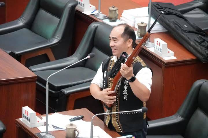 高忠德市政總質詢帶獵槍質詢陳其邁，要求重視原住民狩獵文化傳承與生存安全。   圖：翻攝高忠德臉書