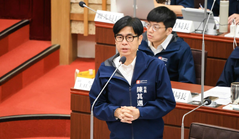 陳其邁面對帶槍質詢的原民議員侃侃而談。 圖:高雄市政府/提供