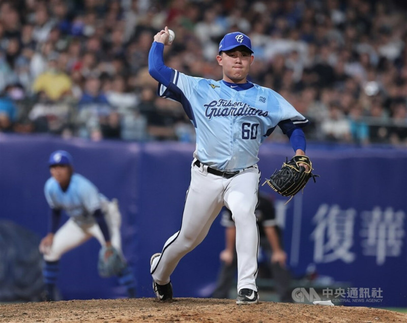 富邦悍將戰績不佳，適合終結者曾峻岳（圖）的登板時機點減少，但總教練陳金鋒表示，暫時不會挪動他登板局數。（中央社檔案照片）   