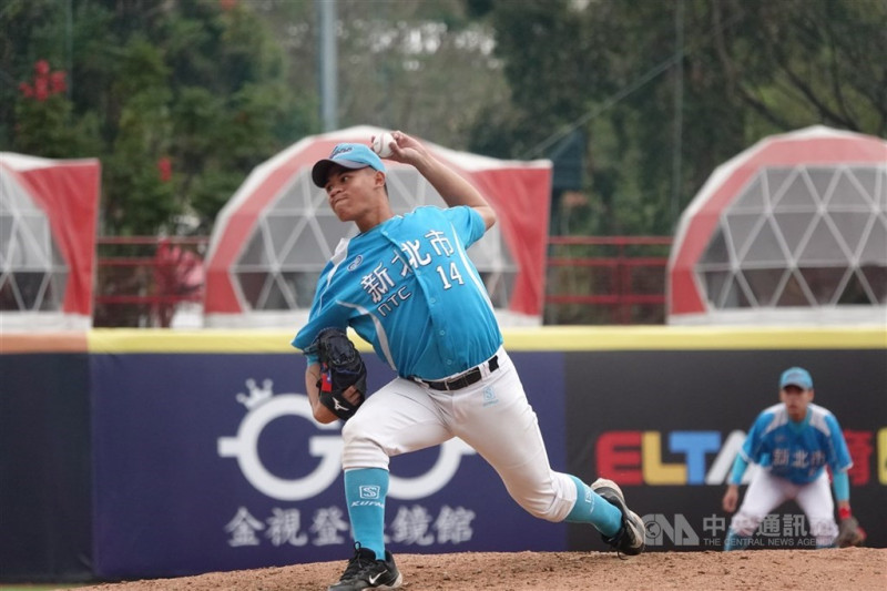 王貞治盃青棒賽13日開打，新北市隊投手石主恩（圖）先發4局無失分，率隊以3比0擊敗台南市隊搶首勝。（中央社檔案照片）   
