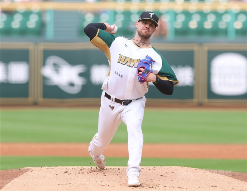 中職台鋼雄鷹隊洋投後勁（Bradin Hagens）（圖）本季目前為止連6場出賽優質先發，表現維持穩定水準。（中央社檔案照片）   