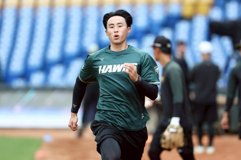 20歲投手黃子豪（圖）2024年中職選秀前段順位獲得台鋼雄鷹隊指名，6日升上一軍還沒有出賽紀錄，投手統籌教練橫田久則表示，會找合適時間點讓他中繼出賽，也讓一軍教練團觀察實戰投球狀況。（台鋼雄鷹提供）中央社記者謝靜雯傳真  114年5月13日   