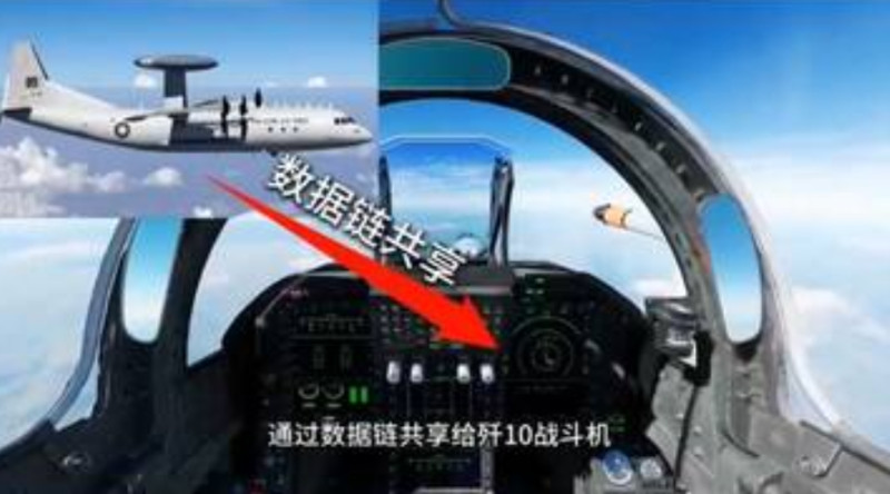 預警機透過數據鏈將敵機位置、航向、速度等關鍵資訊即時傳送至殲-10CE 戰機。 圖 : 影片截圖 預警機透過數據鏈將敵機位置、航向、速度等關鍵資訊即時傳送至殲-10CE 戰機。 圖 : 影片截圖
