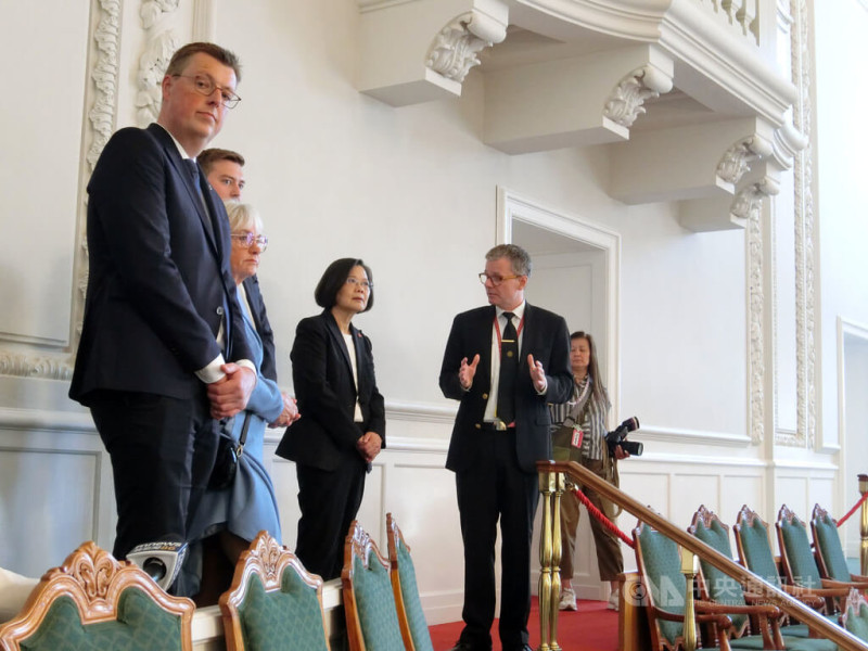 前總統蔡英文(右3)13日抵達丹麥,參訪丹麥國會議場,認真聆聽解說員導覽。中央社記者辜泳秝哥本哈根攝 114年5月13日 圖:中央社提供