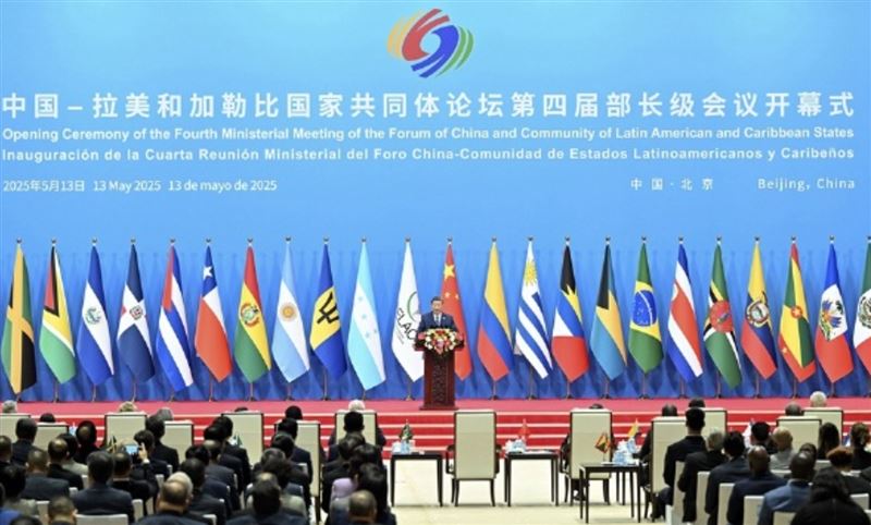 中拉論壇現場懸掛著台灣這兩個邦交國的國旗。   圖：翻攝微博
