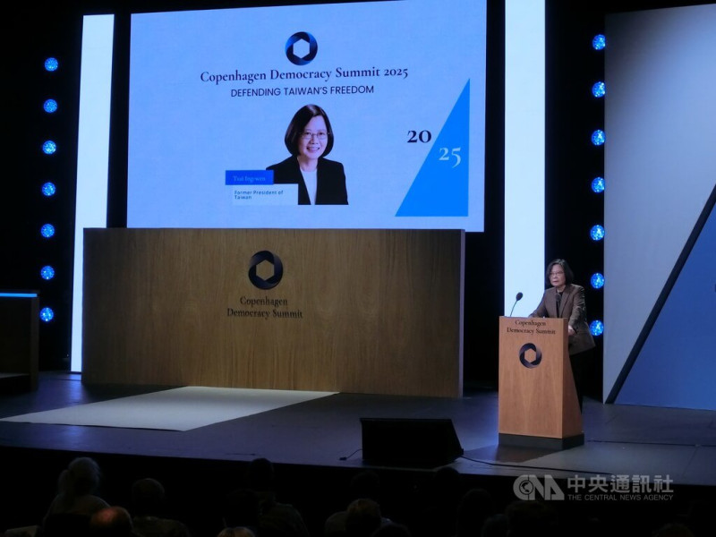 前總統蔡英文連續5年擔任哥本哈根民主高峰會演講嘉賓，今年首度現場出席，獲得與會各界高度歡迎。   圖：中央社提供