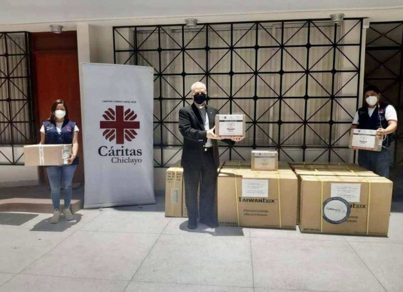 屏東縣政府2020年捐贈給秘魯TAIWAN BOX抗疫防護箱，當時接受捐贈的神職人員就是現任天主教教宗良十四世（中）。   圖：屏東縣政府提供