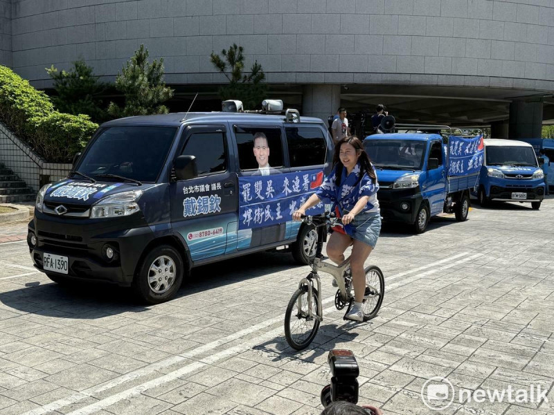 國民黨台北市議員柳采葳騎腳踏車助陣。 圖:周煊惠 / 攝