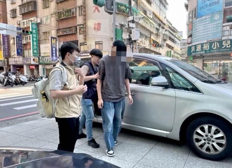 新北檢警偵辦藝人涉嫌逃避兵役案，14日擴大搜索對象；藝人陳大天（前右）上午被拘提到案，帶回釐清案情。（翻攝照片）中央社記者黃旭昇新北傳真  114年5月14日   
