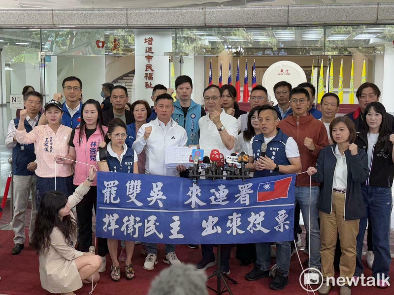 台北市議會國民黨團今（14日）於議會門口舉行「罷雙吳、來連署」國民黨團總動員12區車隊掃街活動。   圖：周煊惠 ／ 攝