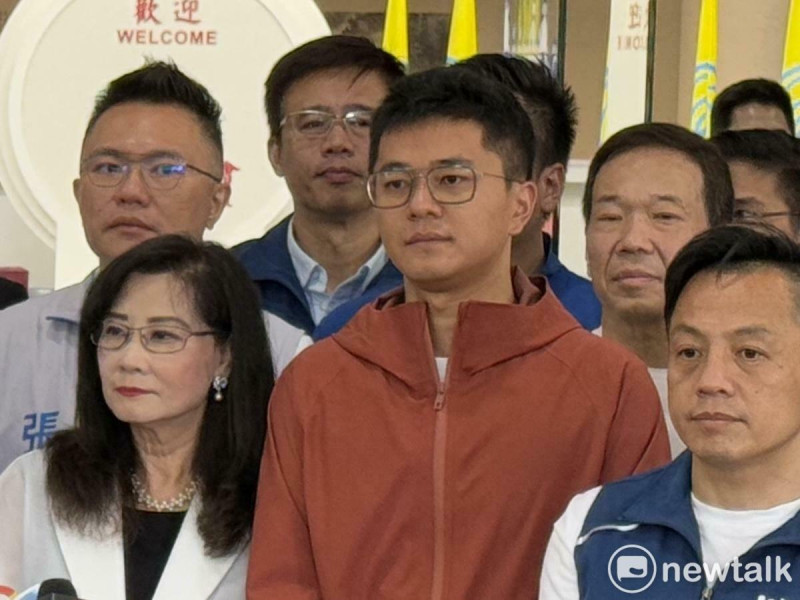 民進黨立委吳沛憶罷免案領銜人李孝亮（橘色外套者）。   圖：周煊惠 / 攝