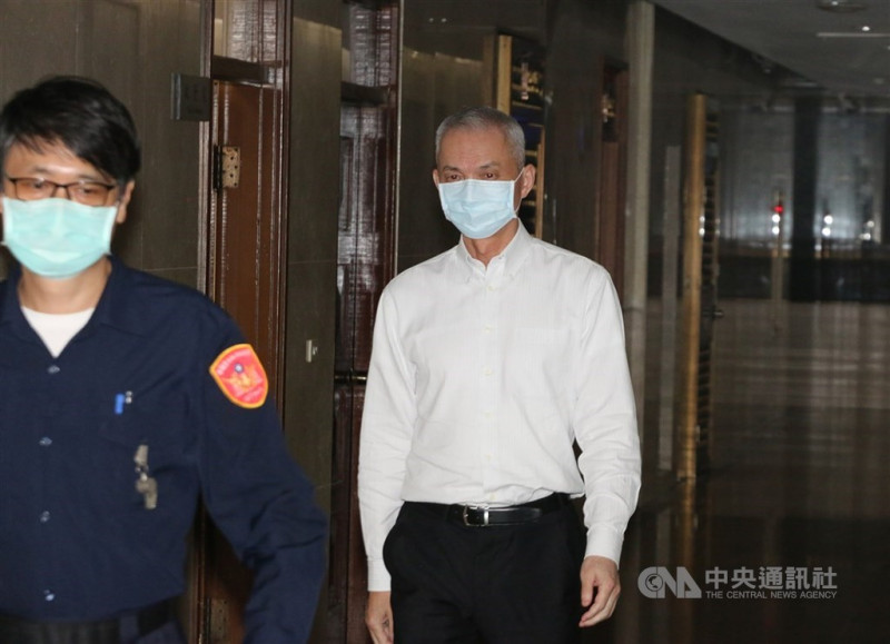 國寶集團總裁朱國榮（後）涉多項炒股及內線交易罪，於案件審理中棄保潛逃。（中央社檔案照片）   