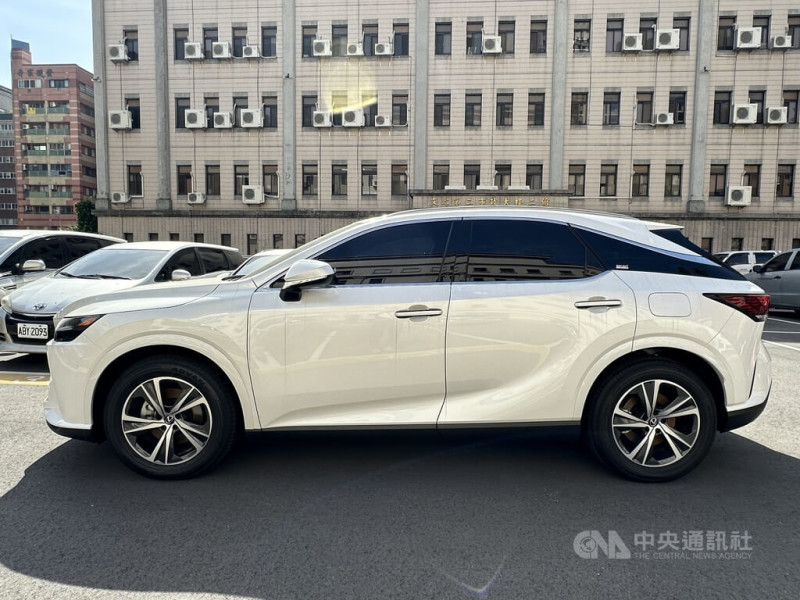 詐團幹部廖姓女子長期滯留海外，以感情詐騙3名美籍被害人新台幣1.7億餘元，廖女返台時落網，透過台美司法互助後中檢依法起訴，並查扣進口轎車等證物。（翻攝照片）中央社記者蘇木春傳真 114年5月14日   