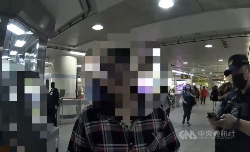 台北市西門町商圈13日晚間有名女子不滿街頭藝人表演踢道具出氣，隨後一路步行至西門站6號出口附近要搭乘電梯，38歲蘇女（前中）目睹全程指稱她舉止不當，該女竟持剪刀恐嚇蘇女，警方獲報追查。（翻攝照片）中央社記者黃麗芸傳真  114年5月14日   