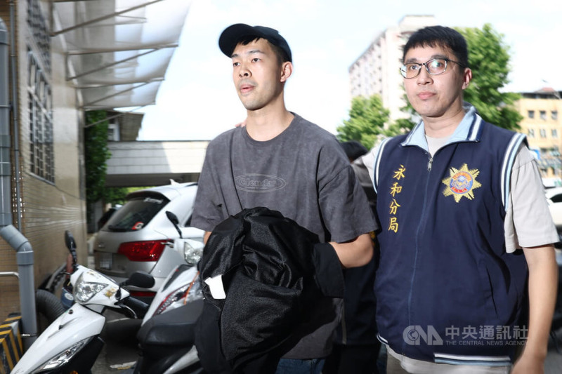 檢警偵辦藝人涉逃避兵役案，14日擴大搜索對象，藝人陳大天（左）被移送新北地檢署複訊。中央社記者王騰毅攝  114年5月14日   