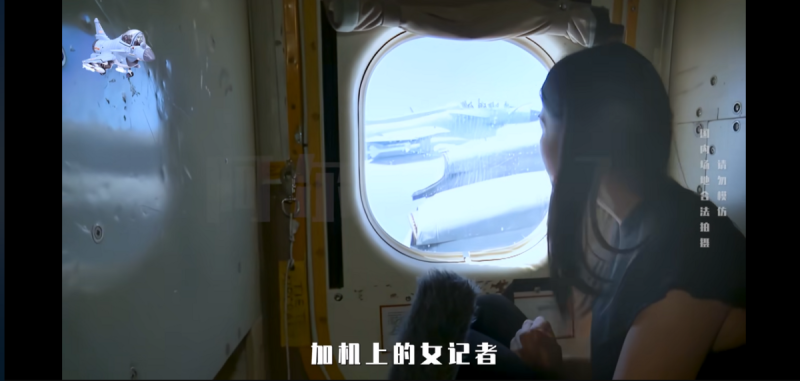 根據公開畫面顯示,該偵察行動由加拿大媒體隨機記錄,其中包括《CBC》新聞攝製組,以及加國空軍第一作戰司令官德爾斯頓(Dellersdon)等人。 圖:翻攝自影片 根據公開畫面顯示,該偵察行動由加拿大媒體隨機記錄,其中包括《CBC》新聞攝製組,以及加國空軍第一作戰司令官德爾斯頓(Dellersdon)等人。 圖:翻攝自影片