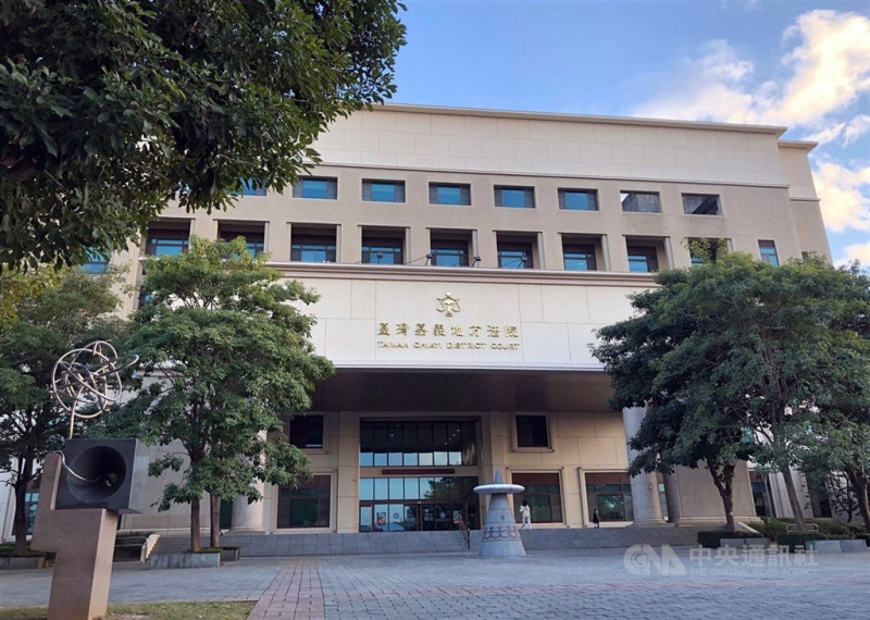 黃男於111年間裝嘉市某補習班冷氣室外機時，被控忽略插頭破損且未設接地線，2年後造成招牌工人因觸電身亡；嘉院審結，考量已和解，判6月徒刑，緩刑2年。圖為嘉義地方法院。（中央社檔案照片）   