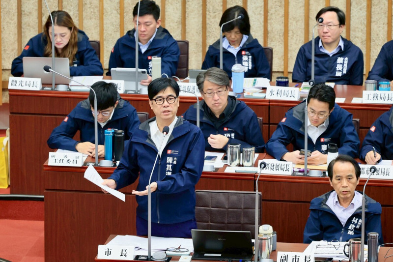 陳其邁(前排左一)批立法院表決核電延役，缺乏對人民的基本尊重。   圖：高雄市政府/提供