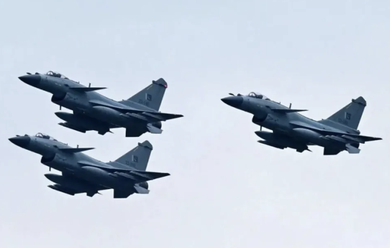 巴基斯坦空軍在此次衝突中至少擊落數架印度戰機，其中包括一架編號 BS-001 的「陣風」戰鬥機，這是印度首架服役的陣風戰機，也成為首架在戰鬥中被擊毀的該型號飛機。   圖：翻攝自 最瑞典