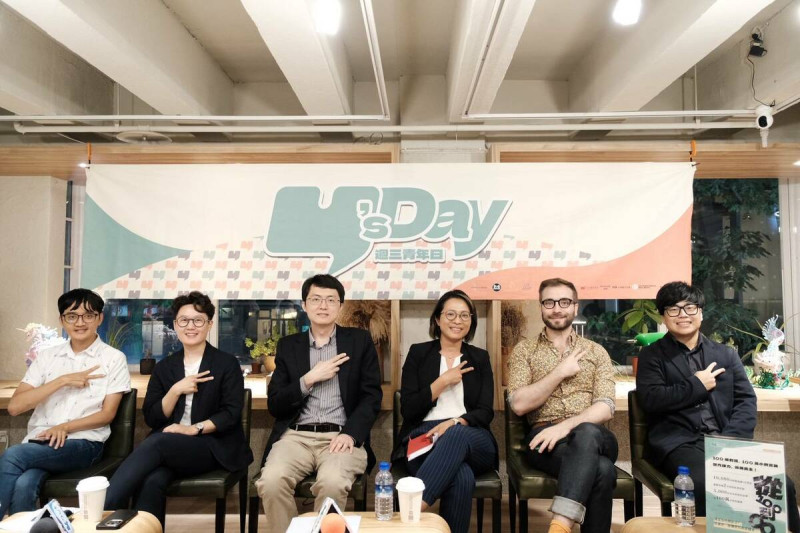 Y’s Day「週三青年日」14日晚上舉辦第105場「是理性防衛還是過度恐慌？台灣該如何感知中國風險」。舞台上由左至右為楊晧暐、劉文、黃兆年、顏維婷、南樂、胡瀚雯。   圖：Y’s Day「週三青年日」提供