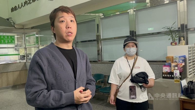 檢警擴大偵辦藝人涉妨害兵役案，大根14日晚間從國外返抵台灣，新北市刑大帶回偵訊後，15日凌晨移送新北檢複訊，檢方訊後諭令大根（左）以新台幣20萬元交保。中央社記者趙敏雅攝 114年5月15日   圖：中央社提供