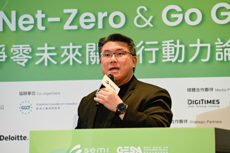 遠傳資訊長胡德民以「打造智慧淨零節能的基礎建設：因應電力韌性與低碳轉型的雙重挑戰」為主題發表演說，以遠傳由內而外的AI與淨零轉型實戰力，推動從校園到城市及產業的淨零路徑，協助台灣提前布局AI時代的基礎建設。   圖: 遠傳/提供