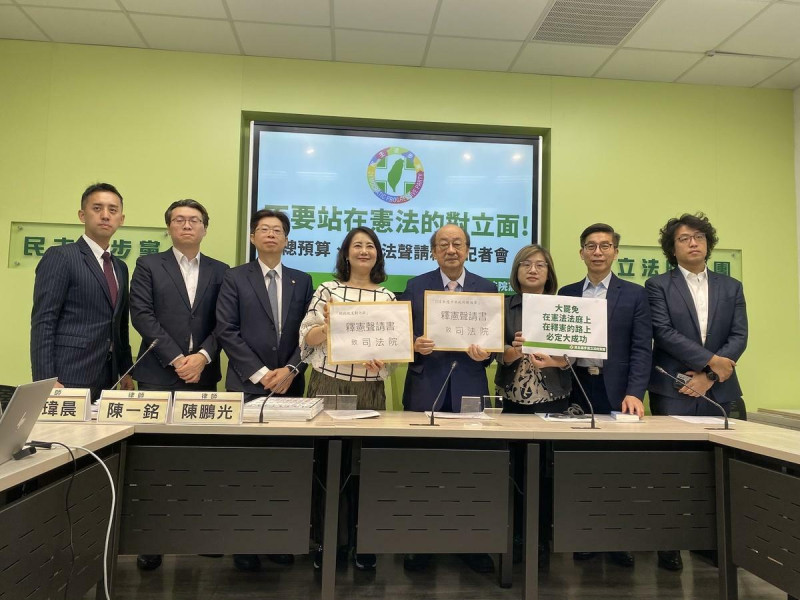 民進黨團15日舉行總預算案、財劃法釋憲案聲請記者會。 圖:林朝億/攝