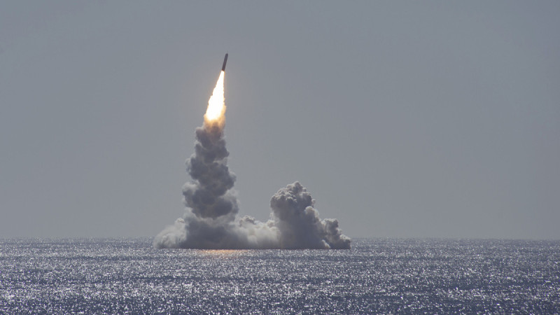 目前,法國約擁有 280 枚核彈頭,可由潛艦或戰機投射。相較之下,英國雖也擁有核武(約225枚),但其「三叉戟」系統高度依賴美國技術支援,被質疑其核威懾力的獨立性。 圖:翻攝自X帳號@USPacificFleet 目前,法國約擁有 280 枚核彈頭,可由潛艦或戰機投射。相較之下,英國雖也擁有核武(約225枚),但其「三叉戟」系統高度依賴美國技術支援,被質疑其核威懾力的獨立性。 圖:翻攝自X帳號@USPacificFleet