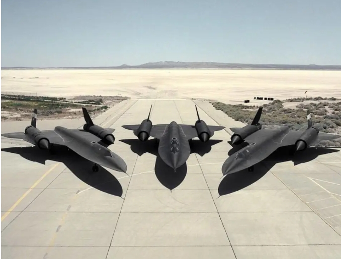 SR-71A和SR-71B教練機(中) 圖 : 翻攝自US AirForce SR-71A和SR-71B教練機(中) 圖 : 翻攝自US AirForce