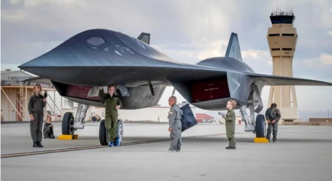 電影捍衛戰士-2 獨行俠中的暗星戰機模型傳說就是暗SR-72 黑鳥之子原型製作。 圖 : 翻攝自US AirForce 電影捍衛戰士-2 獨行俠中的暗星戰機模型傳說就是暗SR-72 黑鳥之子原型製作。 圖 : 翻攝自US AirForce