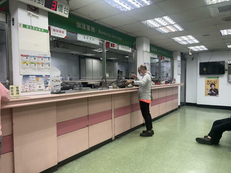 中華郵政5月28日起將金融卡每日提款限額由「15萬元」調降為「10萬元」。一般正常用戶提款額度也同步調降，目前中華郵政有超過1800萬具有金融卡用戶。   圖：林岑韋／攝