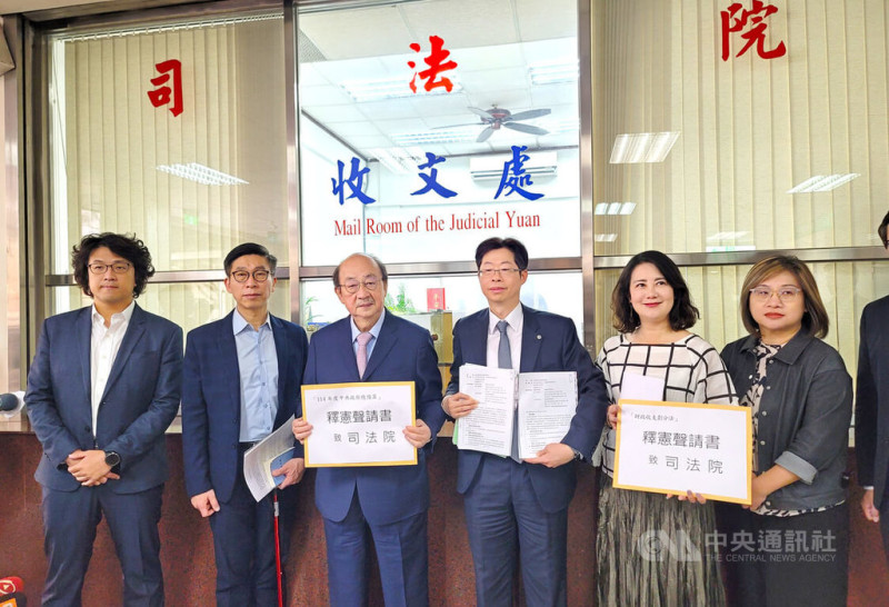 民主進步黨立法院黨團認為114年度中央政府總預算及財政收支劃分法刪除及修正條文有違憲之虞，15日向憲法法庭遞狀聲請釋憲。黨團總召柯建銘（左3）表示，大法官應作違憲宣判。中央社記者謝幸恩攝 114年5月15日   