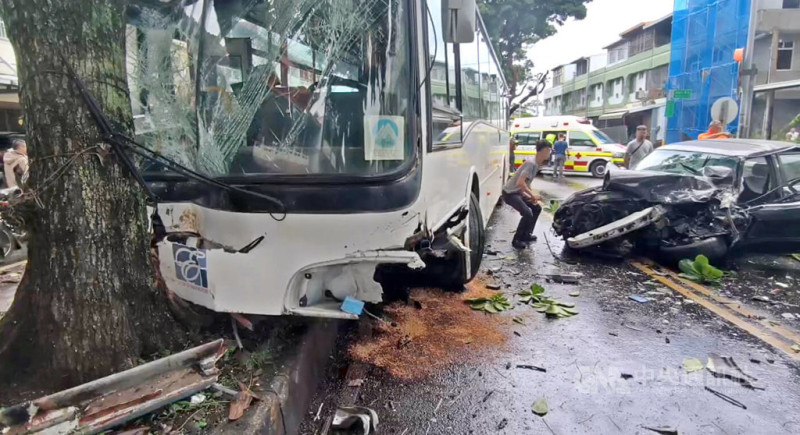 台東綠色隧道15日上午發生公車與自小客車對撞車禍，自小客車李姓男駕駛送醫後恢復自主呼吸，但仍搶救中。中央社記者盧太城台東攝 114年5月15日   