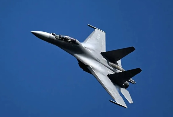 近期有消息稱，日前中國解放軍殲-16 戰機在西沙群島永興島海域上空，與疑似美軍戰機的「域外飛機」進行纏鬥，時間長達 50 分鐘，相關話題也吸引大量網友關注。   圖：翻攝自 騰訊網 湘評中外