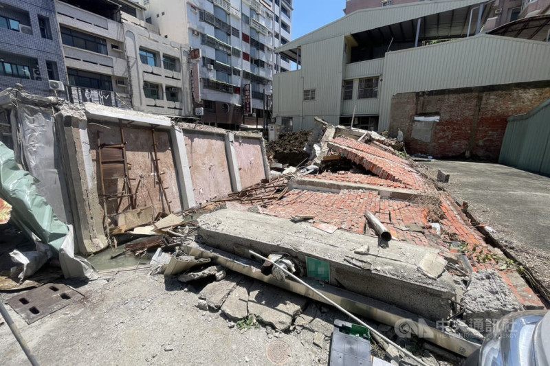台南市新營區一棟位於建築工地旁的透天厝倒塌,市府工務局15日會勘初判肇事原因為工地基礎開挖不慎所致,已勒令現場停工並開罰。中央社記者楊思瑞攝 114年5月15日