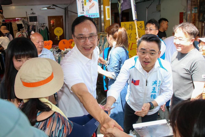 朱立倫今上午陪同洪孟楷掃街宣傳反罷免，卻遇到民眾嗆聲。（翻攝自楊智伃臉書）   