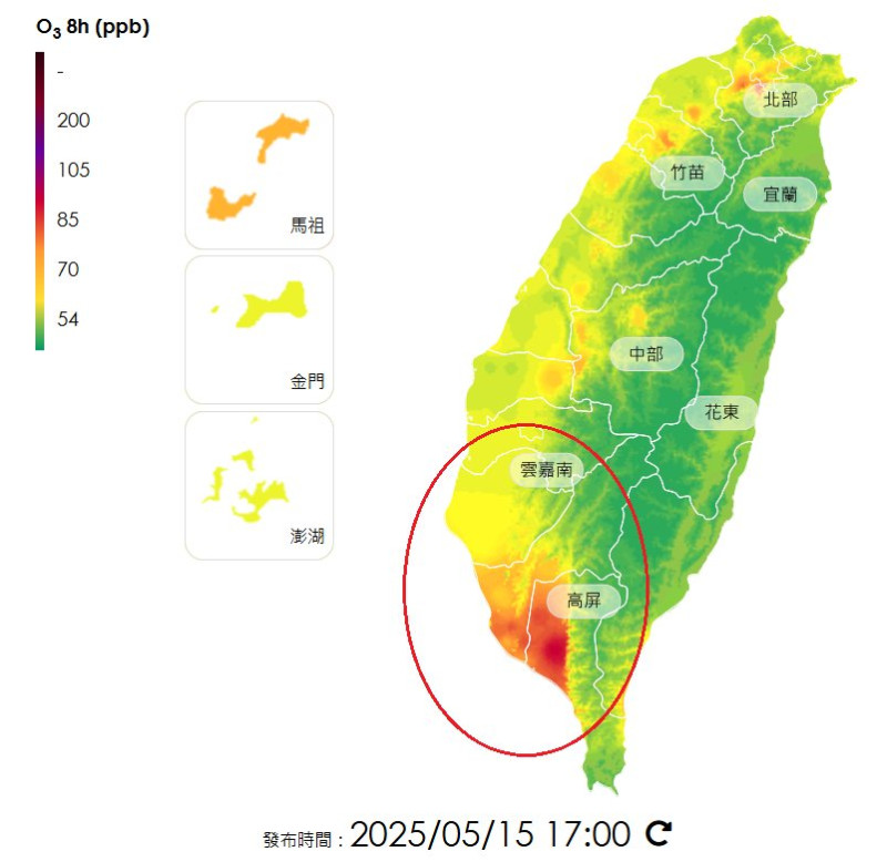前中央氣象局長鄭明典15日以衛星影像顯示台灣南部出現一團由陸地向外擴散的煙霧,對應臭氧空氣汙染顯著區域,指出就是典型的光化學煙霧現象。 圖:翻攝「臉書」鄭明典