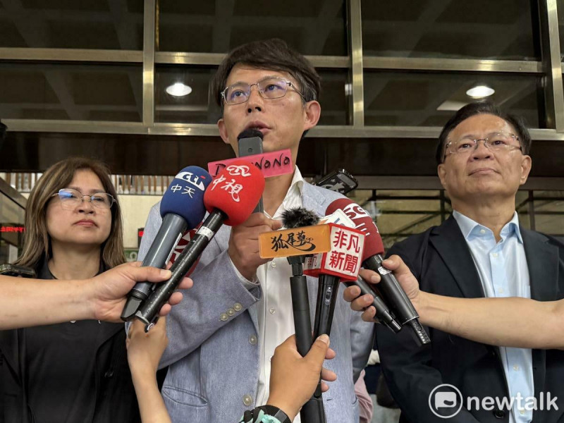 民眾黨主席黃國昌（中）、民眾黨團副總召張啓楷（右）、民眾黨立委麥玉珍（左）。   圖：周煊惠 / 攝