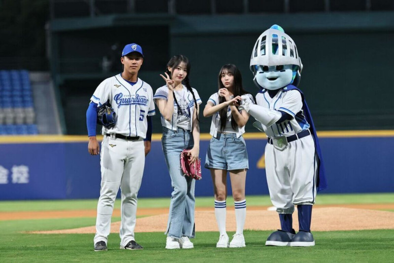 中華職棒富邦悍將隊將於6月12日至15日前進台北大巨蛋一連舉行4場主場賽事，其中6月14日邀請韓國女團tripleS及QWER現場演唱。圖為韓國女團QWER成員Hina（左2）、Siyeon（右2）於114年5月13日到新莊棒球場為悍將開球。（富邦悍將提供）中央社記者楊啟芳傳真  114年5月15日   
