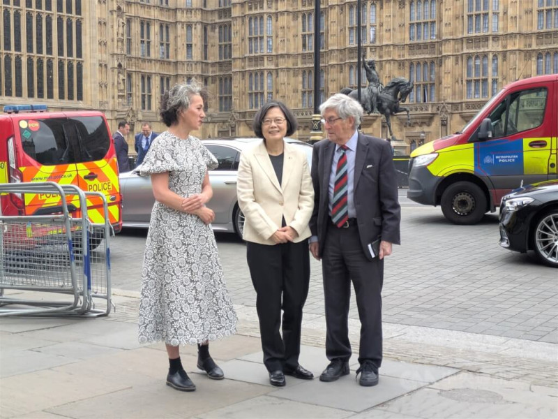 前總統蔡英文（中）15日訪問英國國會，台英國會小組兩位共同主席、下議院議員柴萍恩（左）及上議院議員羅根勳爵（右）親自迎接。中央社記者陳韻聿倫敦攝  114年5月15日   圖：中央社提供