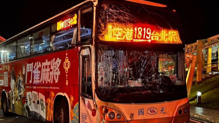 國光巴士16日凌晨於桃機自撞，釀31人傷，疑駕駛轉彎失誤，監理單位已展開調查。   圖：翻攝自爆料公社