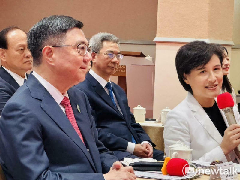 副院長鄭麗君今（16）天在行政院長卓榮泰上任將屆滿一年記者會中談台美關稅談判進度。   圖：謝莉慧/攝