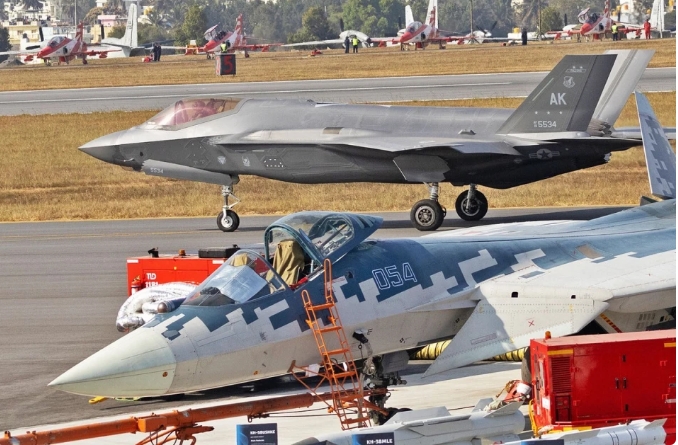 俄製Su-57和美軍F-35在印度航空展首度同框 。 圖 : 翻攝自第一軍情